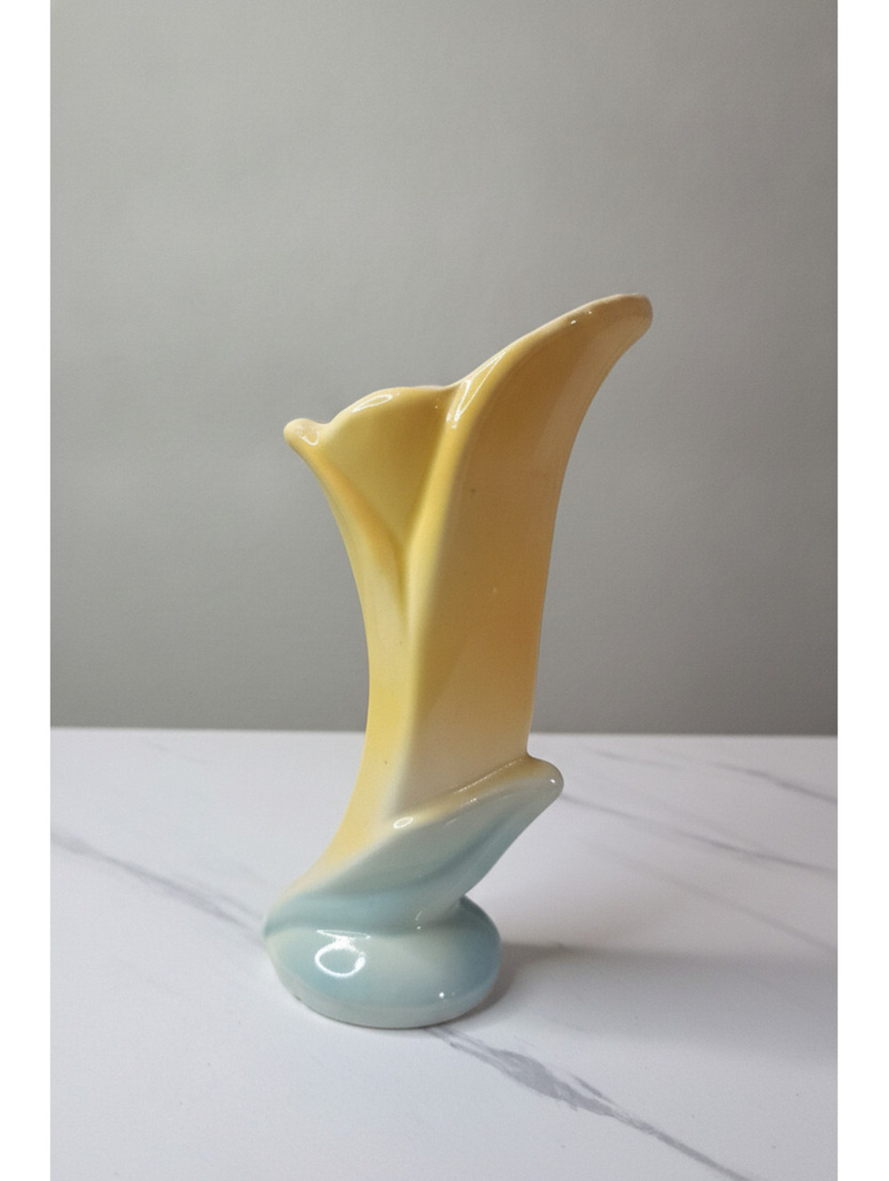 Vintage Shawnee Pottery Yellow Lily Bud Vase - Picture 3 of 3